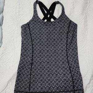 Lululemon Women's Black and White Patterned Workout Top.  NWOT $4.99 Ship.